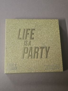 NWT  Makeup obsession life is a party shadow palette
